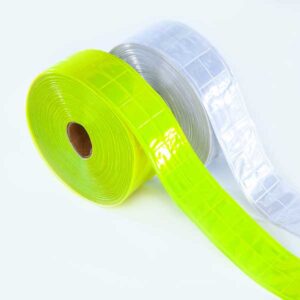 Una cinta reflectante para vehículos deben ser instaladas en sus partes laterales y posterior del vehículo.